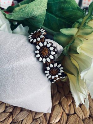 White sunflower bracelet (large)